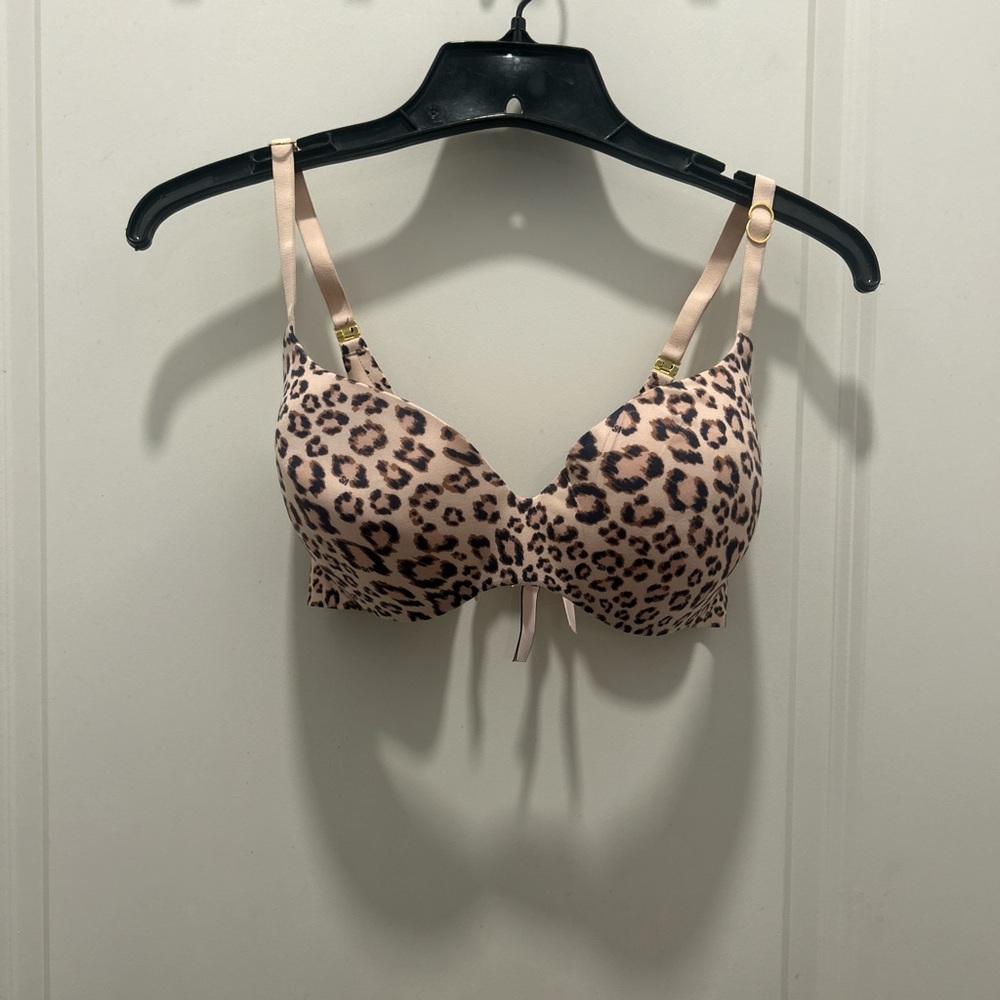 VS incredible Demi bra